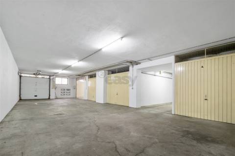 Armazém/Estacionamento Fechado – 155 m² – Tapada das Mercês