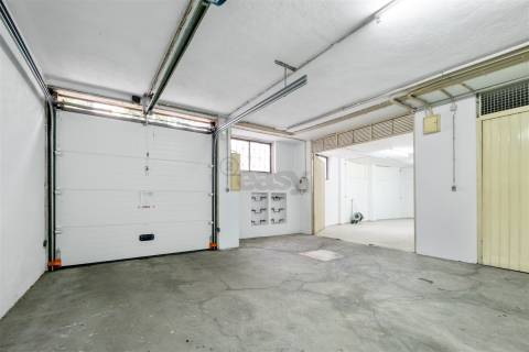 Armazém/Estacionamento Fechado – 155 m² – Tapada das Mercês