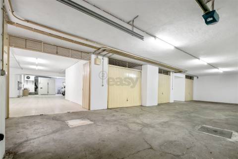 Armazém/Estacionamento Fechado – 155 m² – Tapada das Mercês