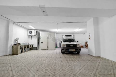 Armazém/Estacionamento Fechado – 155 m² – Tapada das Mercês