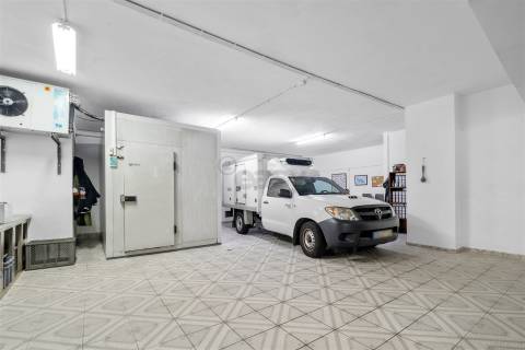 Armazém/Estacionamento Fechado – 155 m² – Tapada das Mercês