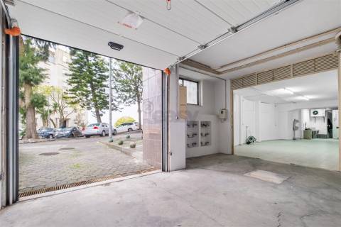 Armazém/Estacionamento Fechado – 155 m² – Tapada das Mercês