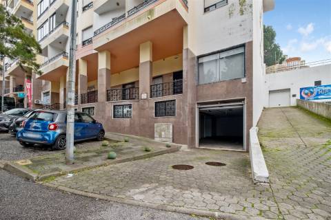 Armazém/Estacionamento Fechado – 155 m² – Tapada das Mercês
