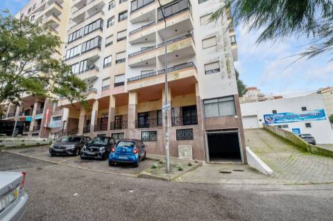 Armazém/Estacionamento Fechado – 155 m² – Tapada das Mercês