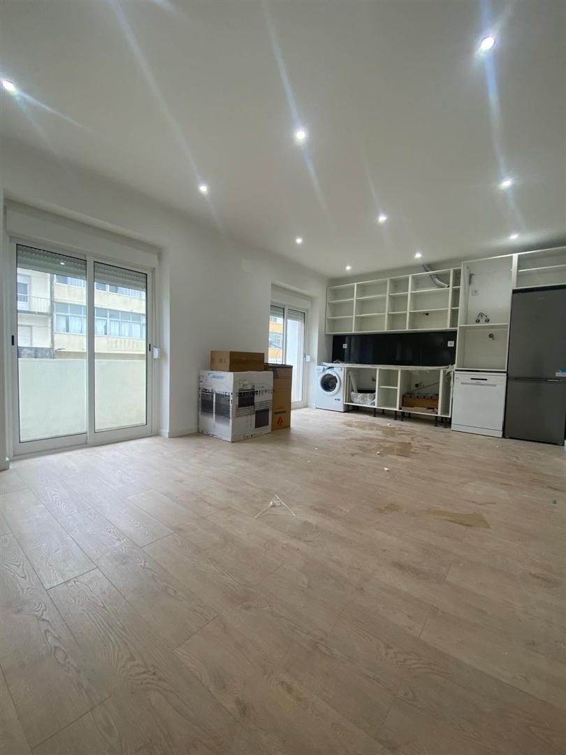 Apartamento T3 Damaia de Cima Totalmente Remodelado