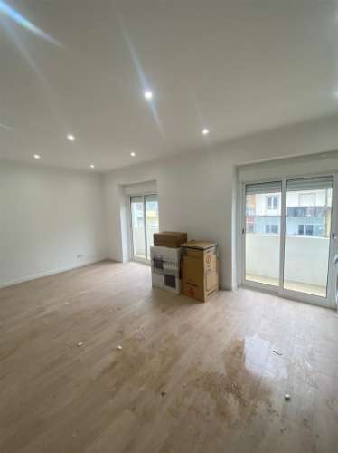 Apartamento T3 Damaia de Cima Totalmente Remodelado