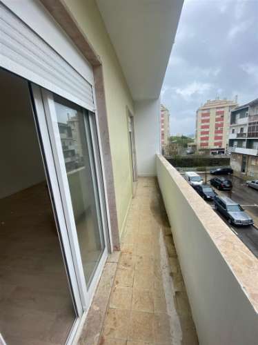 Apartamento T3 Damaia de Cima Totalmente Remodelado