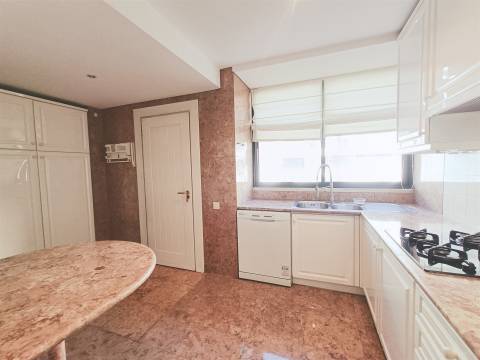 Apartamento Exclusivo T3 + 2 no Prestigiado Pátio Bagatela – Amoreiras, Lisboa