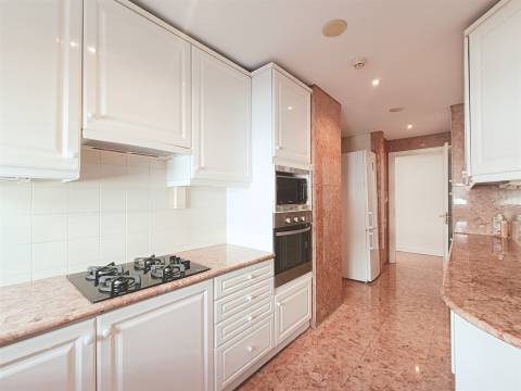 Apartamento Exclusivo T3 + 2 no Prestigiado Pátio Bagatela – Amoreiras, Lisboa