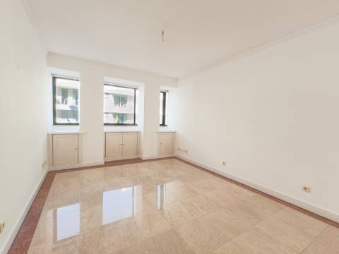 Apartamento Exclusivo T3 + 2 no Prestigiado Pátio Bagatela – Amoreiras, Lisboa