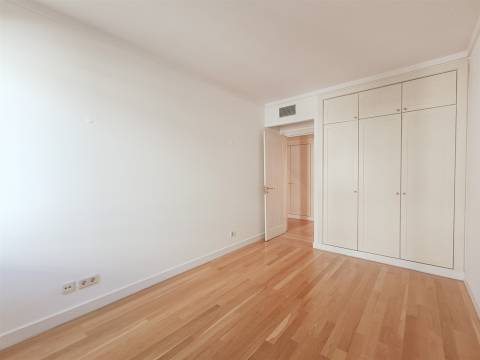 Apartamento Exclusivo T3 + 2 no Prestigiado Pátio Bagatela – Amoreiras, Lisboa