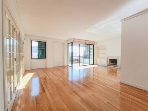 Apartamento Exclusivo T3 + 2 no Prestigiado Pátio Bagatela – Amoreiras, Lisboa