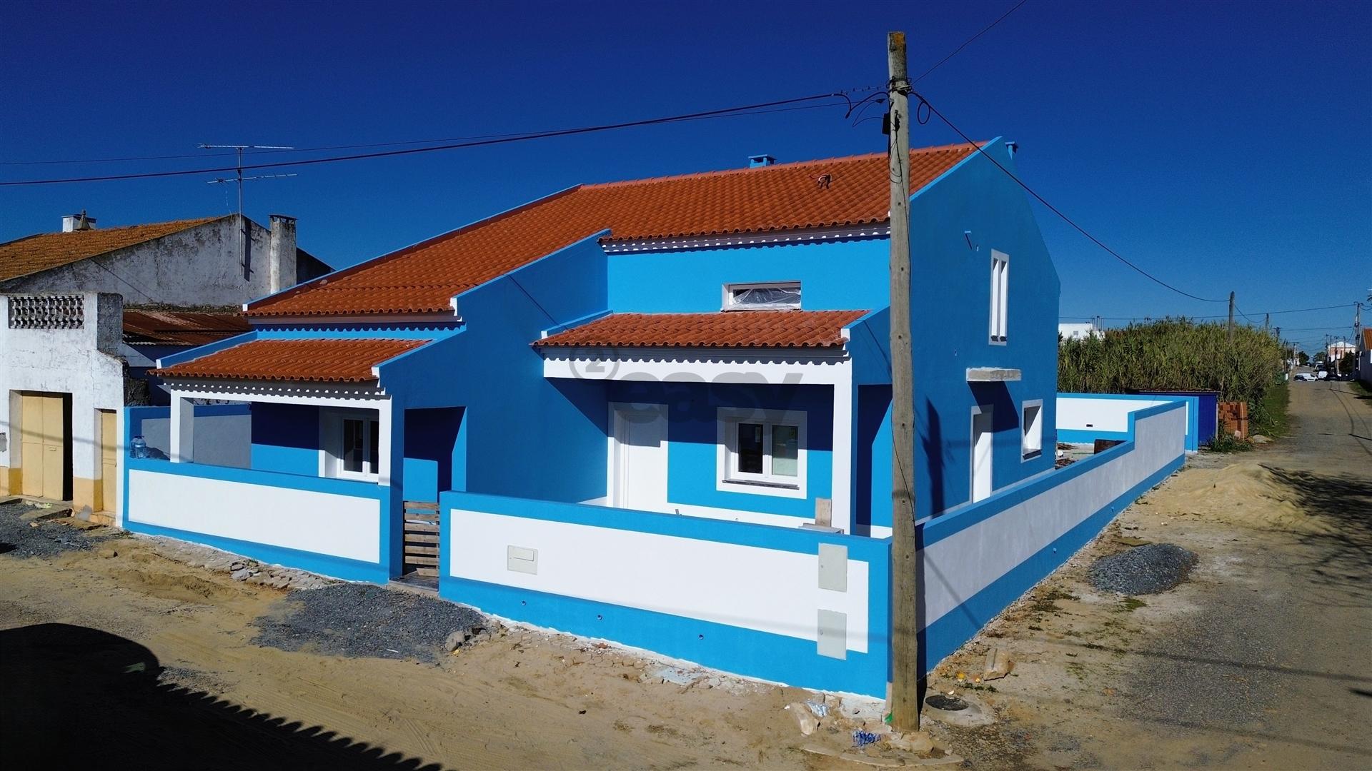 Moradia T2 com Garagem Dupla e Espaço Exterior em Ermidas-Sado