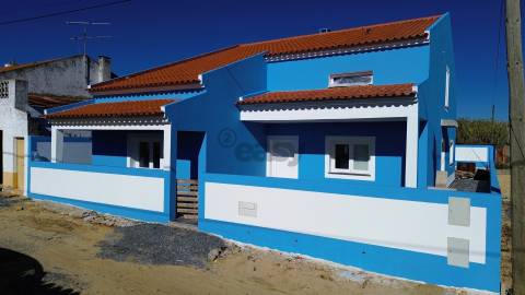 Moradia T2 com Garagem Dupla e Espaço Exterior em Ermidas-Sado