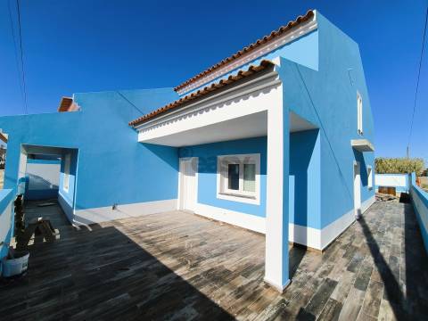 Moradia T2 com Garagem Dupla e Espaço Exterior em Ermidas-Sado