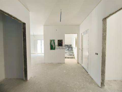 Moradia T2 com Garagem Dupla e Espaço Exterior em Ermidas-Sado