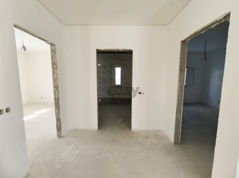 Moradia T2 com Garagem Dupla e Espaço Exterior em Ermidas-Sado