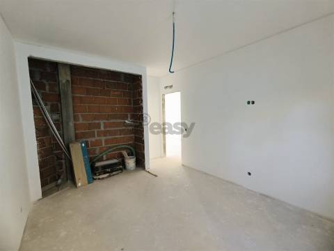 Moradia T2 com Garagem Dupla e Espaço Exterior em Ermidas-Sado