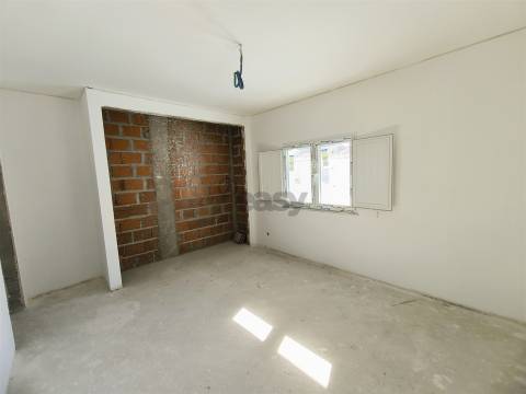 Moradia T2 com Garagem Dupla e Espaço Exterior em Ermidas-Sado