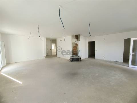 Moradia T2 com Garagem Dupla e Espaço Exterior em Ermidas-Sado