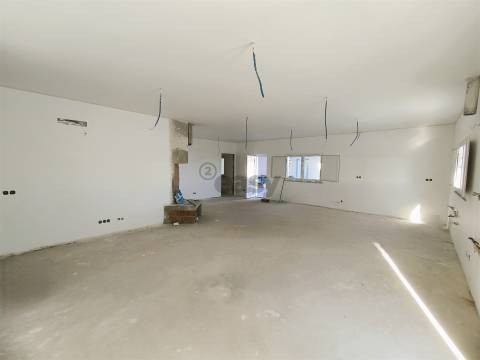 Moradia T2 com Garagem Dupla e Espaço Exterior em Ermidas-Sado