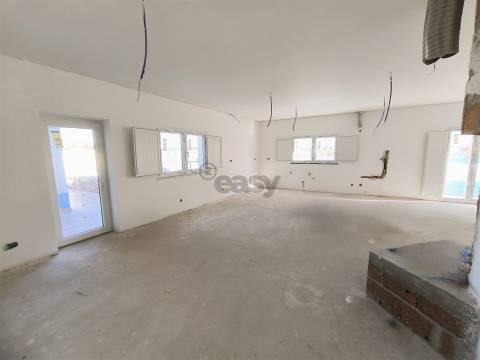 Moradia T2 com Garagem Dupla e Espaço Exterior em Ermidas-Sado
