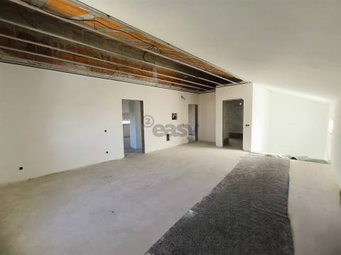 Moradia T2 com Garagem Dupla e Espaço Exterior em Ermidas-Sado