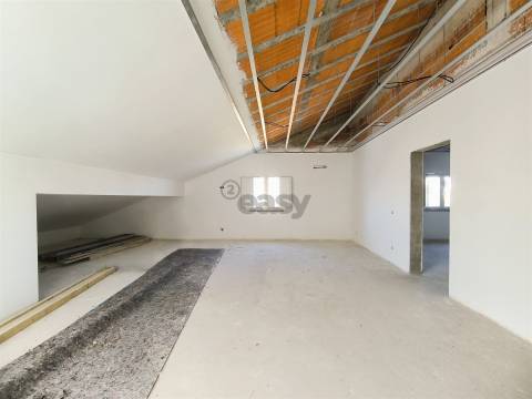 Moradia T2 com Garagem Dupla e Espaço Exterior em Ermidas-Sado