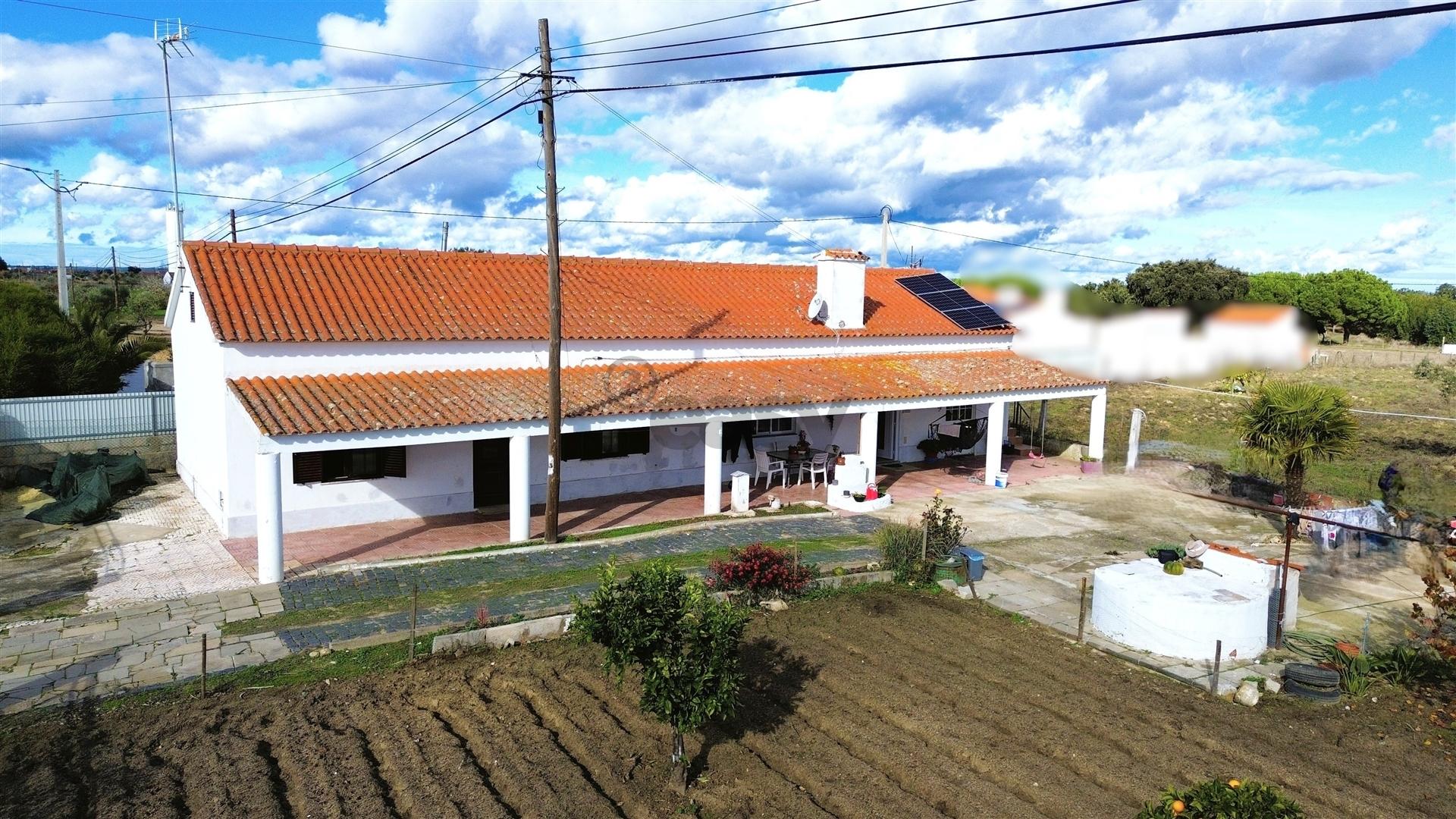 2 Habitações, Anexo e 1200 m² de terreno na Aldeia dos Bicos