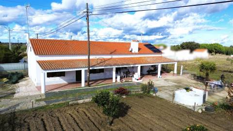 2 Habitações, Anexo e 1200 m² de terreno na Aldeia dos Bicos