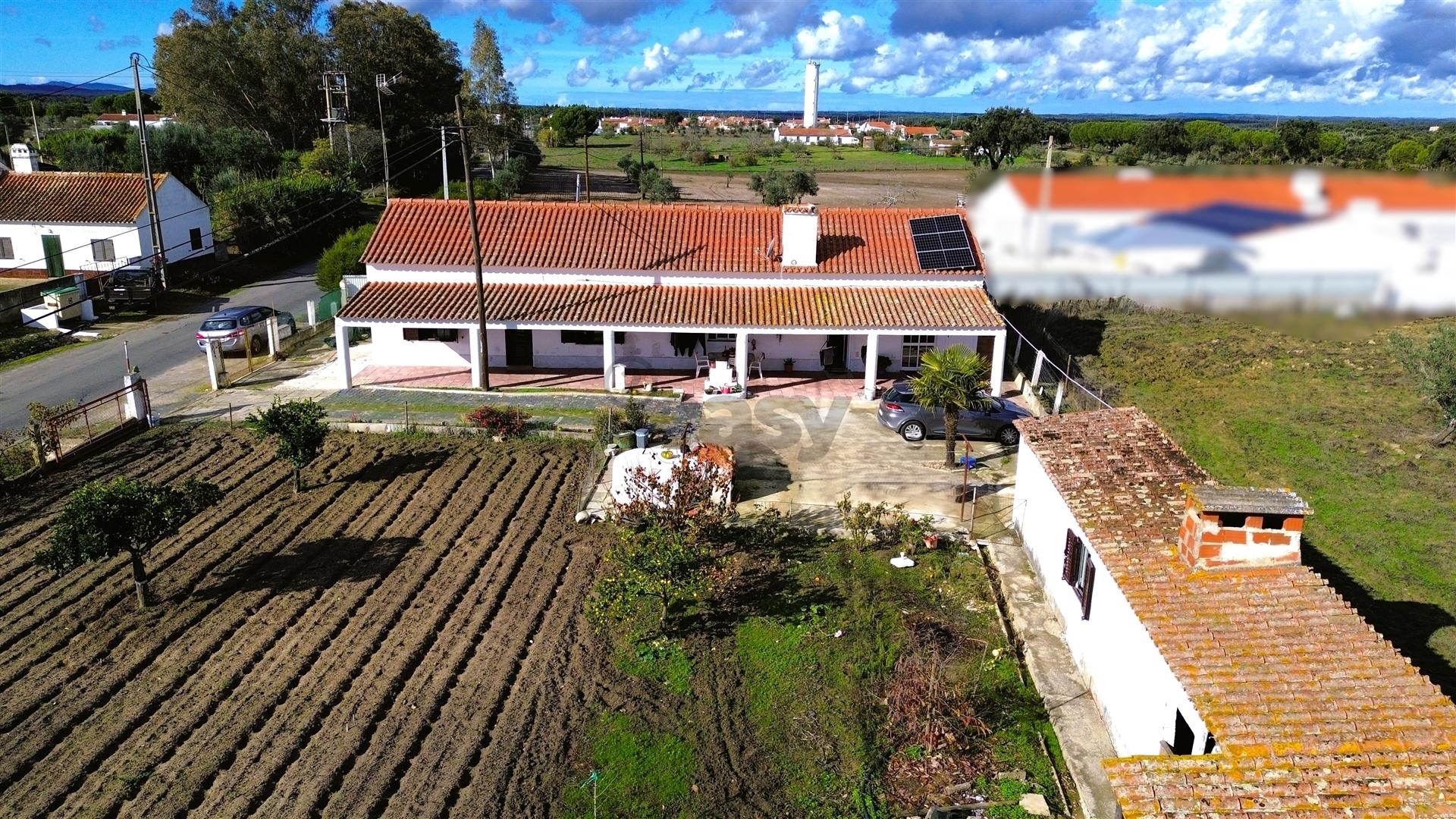 2 Habitações, Anexo e 1200 m² de terreno na Aldeia dos Bicos
