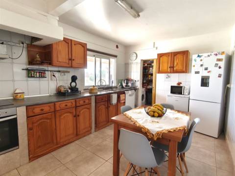 2 Habitações, Anexo e 1200 m² de terreno na Aldeia dos Bicos