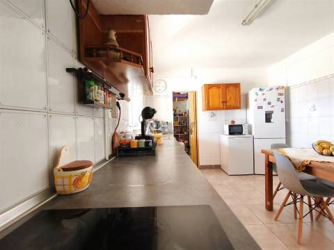 2 Habitações, Anexo e 1200 m² de terreno na Aldeia dos Bicos