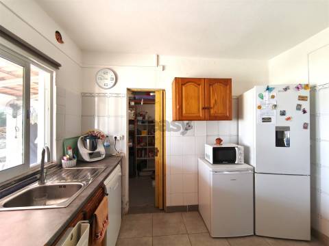 2 Habitações, Anexo e 1200 m² de terreno na Aldeia dos Bicos