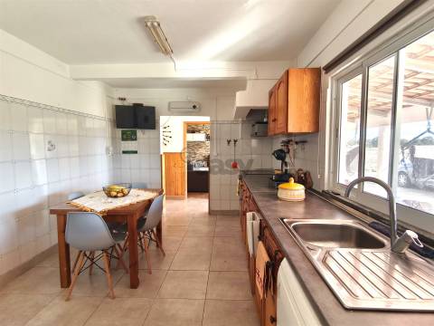 2 Habitações, Anexo e 1200 m² de terreno na Aldeia dos Bicos