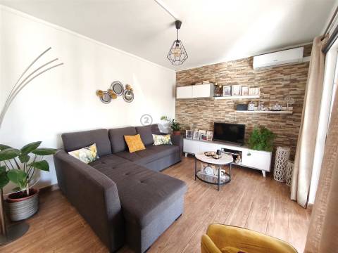 2 Habitações, Anexo e 1200 m² de terreno na Aldeia dos Bicos