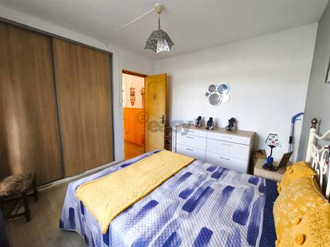 2 Habitações, Anexo e 1200 m² de terreno na Aldeia dos Bicos