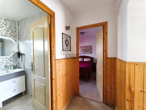 2 Habitações, Anexo e 1200 m² de terreno na Aldeia dos Bicos