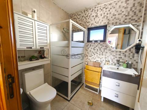 2 Habitações, Anexo e 1200 m² de terreno na Aldeia dos Bicos