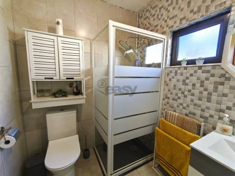 2 Habitações, Anexo e 1200 m² de terreno na Aldeia dos Bicos