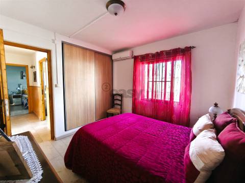 2 Habitações, Anexo e 1200 m² de terreno na Aldeia dos Bicos