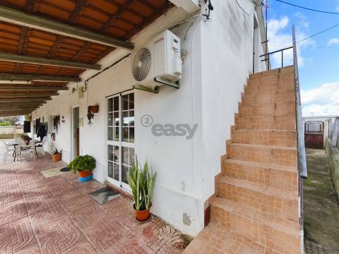 2 Habitações, Anexo e 1200 m² de terreno na Aldeia dos Bicos