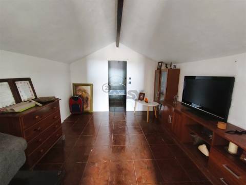 2 Habitações, Anexo e 1200 m² de terreno na Aldeia dos Bicos