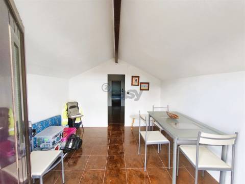 2 Habitações, Anexo e 1200 m² de terreno na Aldeia dos Bicos