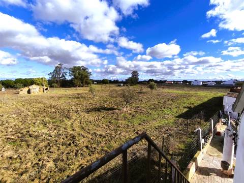 2 Habitações, Anexo e 1200 m² de terreno na Aldeia dos Bicos