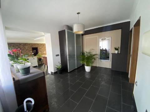 Moradia com 4 quartos, e em edifício separado escritório e garagem