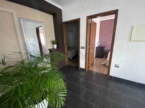 Moradia com 4 quartos, e em edifício separado escritório e garagem