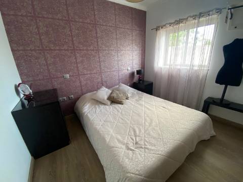 Moradia com 4 quartos, e em edifício separado escritório e garagem