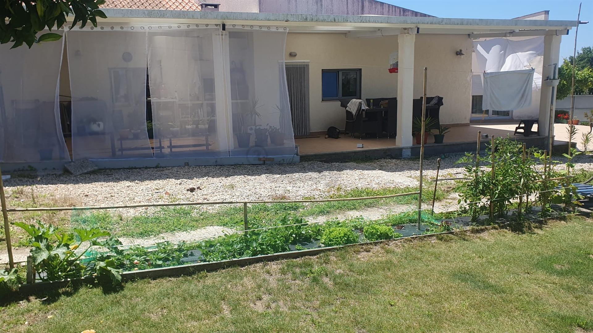 Moradia com 4 quartos, e em edifício separado escritório e garagem