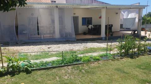 Moradia com 4 quartos, e em edifício separado escritório e garagem